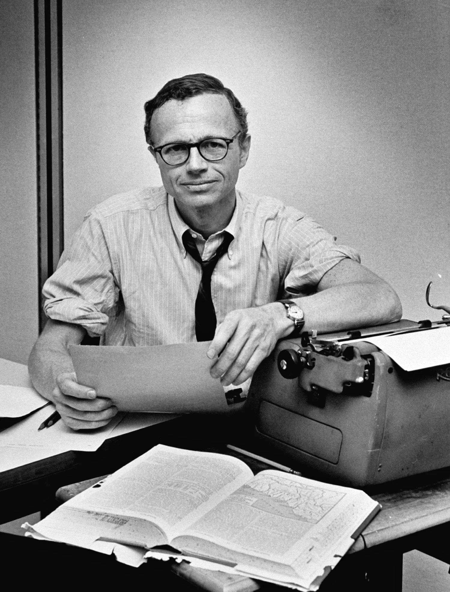 On Writing Well: The Classic Guide to Writing Nonfiction Paperback – by William Zinsser - Image 4
