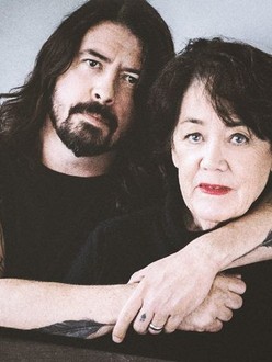From Cradle to Stage: Stories from the Mothers Who Rocked and Raised Rock Stars Paperback– by Virginia Hanlon Grohl - Image 3